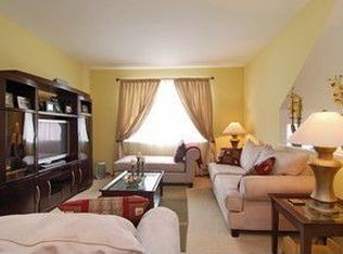 449 Cary Woods Cir, Cary, IL 60013