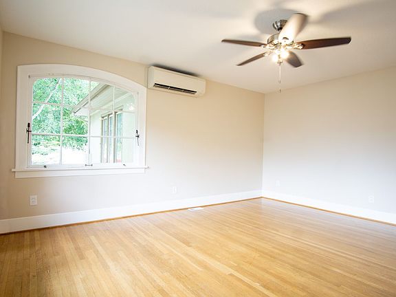 3rd image of 3604 SE Stark St #0