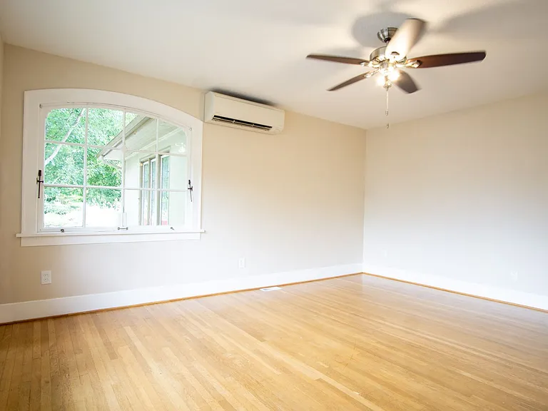 Adorable 1 Bedroom Flat by Laurelhurst Park + SE Belmont! — Photo 3