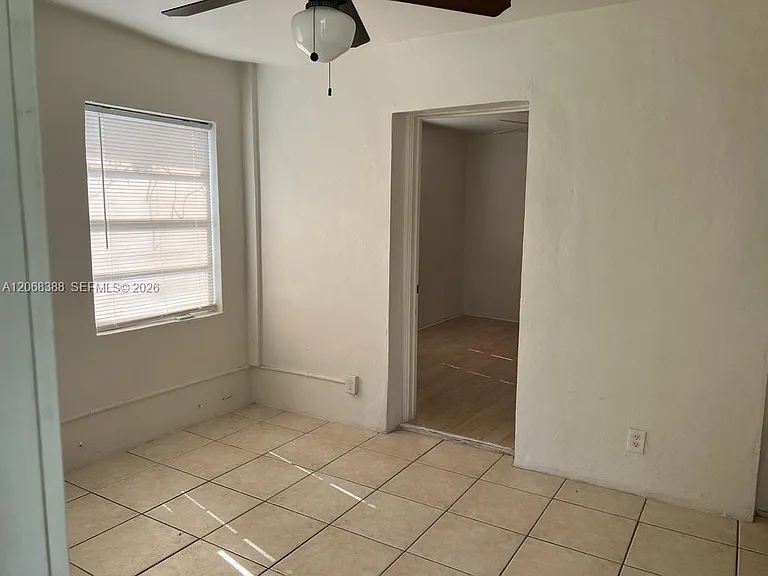 321 NE 2nd St #3 — Photo 3