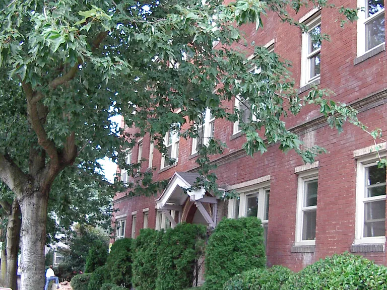 Lincoln Court — Photo 2