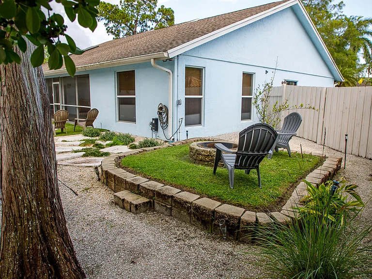 900 Cosmos Ct — Photo 31