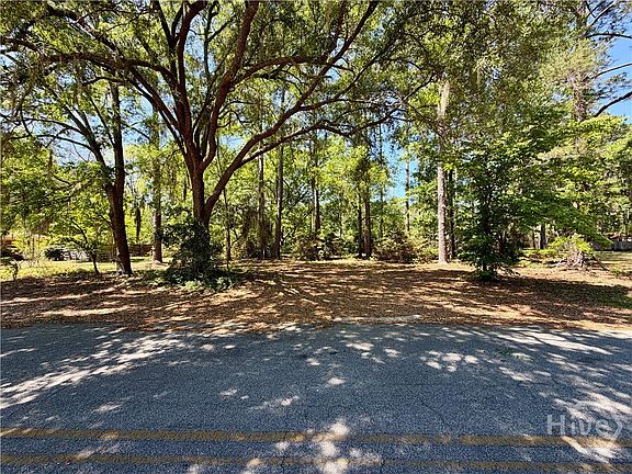 2nd image of 811 Lakeview Court