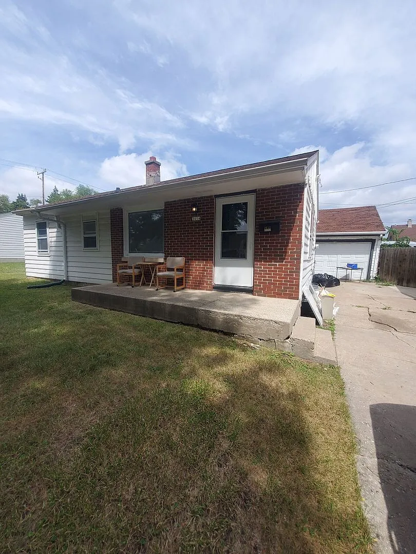 3 Bedroom Single Family — Photo 1