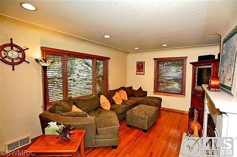 2nd image of 14850 Lakeshore Dr