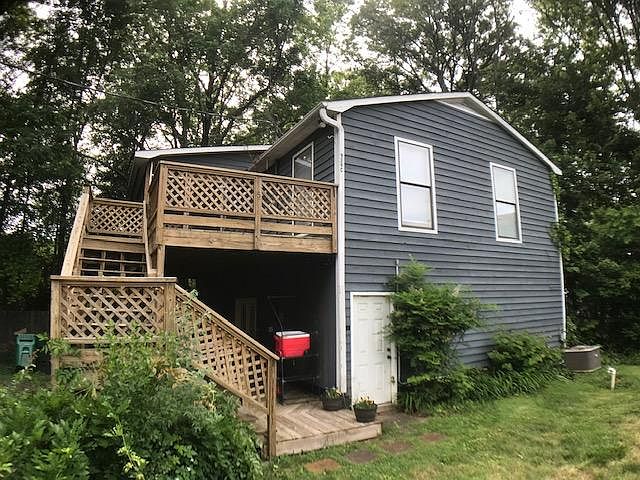 Front of Duplex. Top Apartment for rent. 929- C