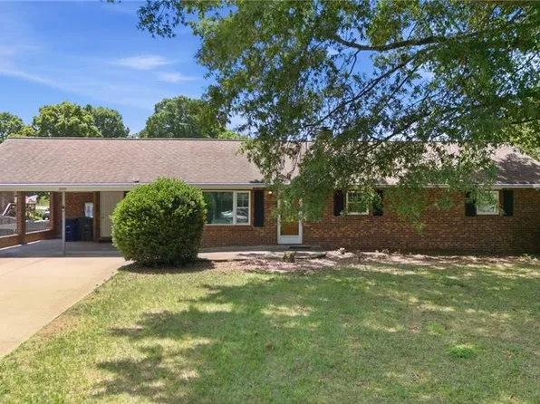 850 Minorcas Rd, Winston Salem, NC 27106