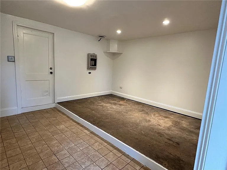 229 Howard St NE — Photo 16