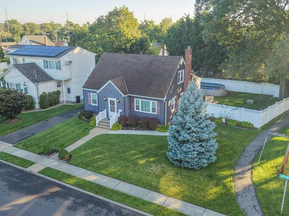 2297 Girard Place, Merrick, NY 11566