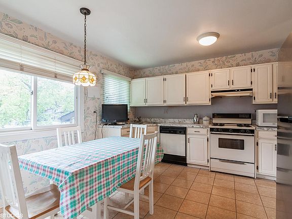 3rd image of 762 Circle Dr