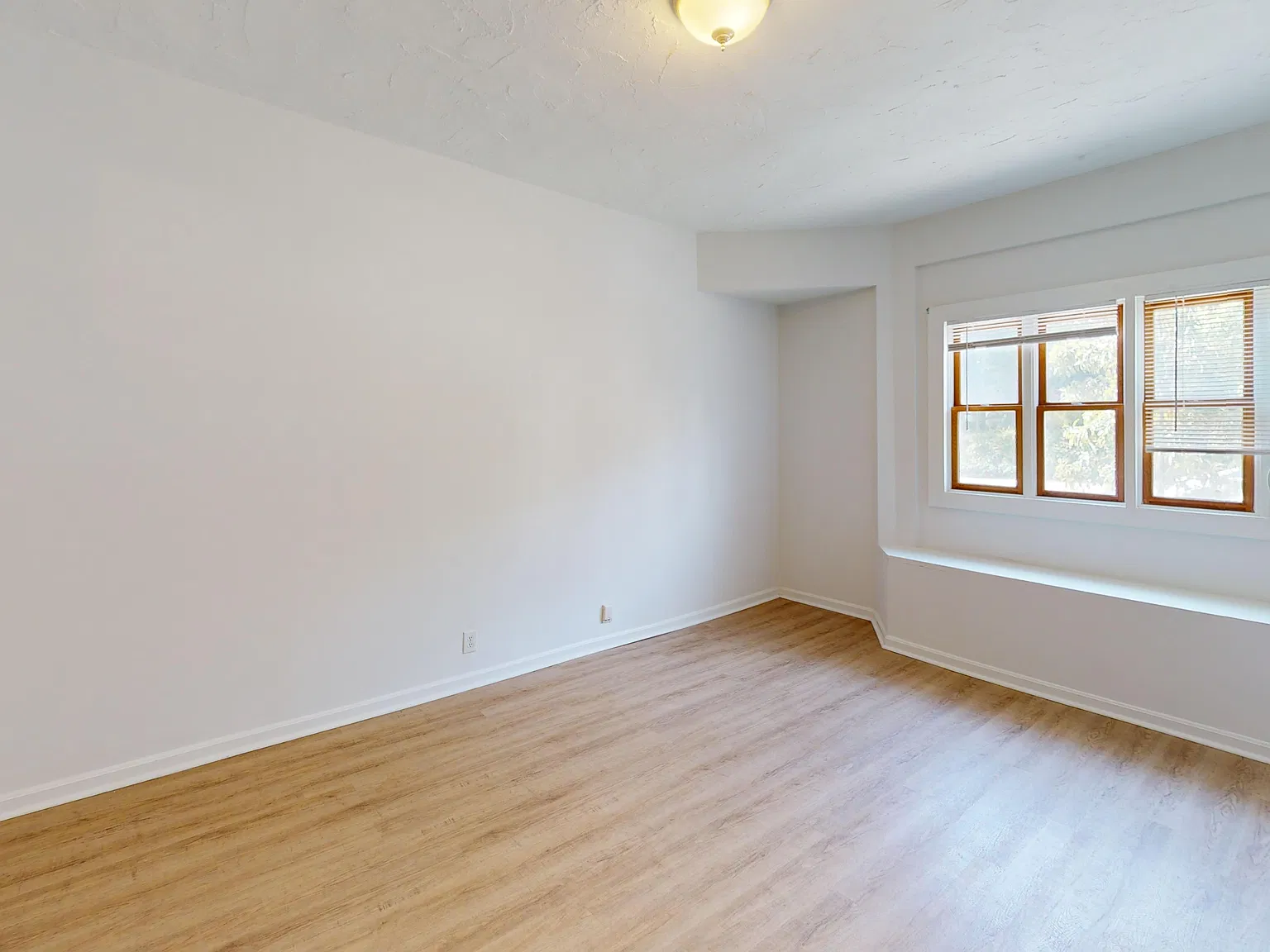 3 bed, 1.5 bath, 1200 sqft, $2,950 — Photo 3