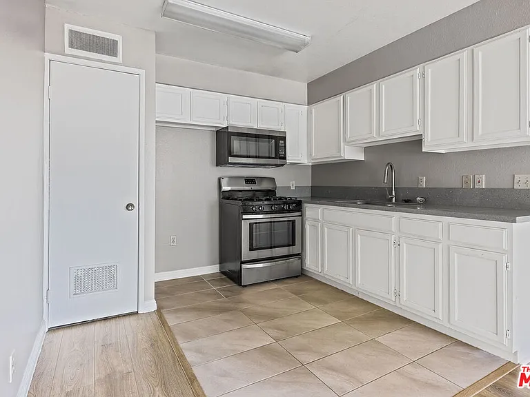 820 S Saint Andrews Pl #303 — Photo 8