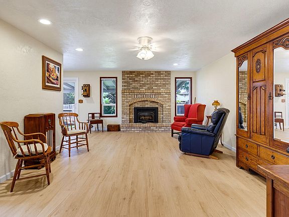 4th image of 2901 Leonard Ave