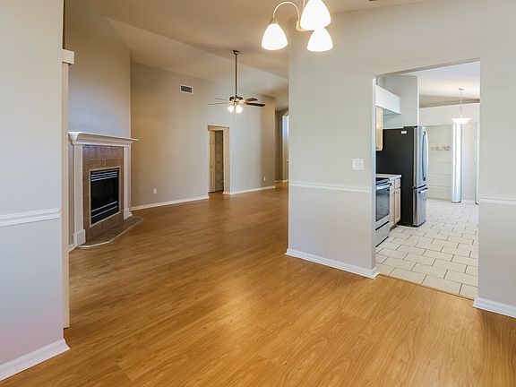 3rd image of 1406 Wakefield Dr