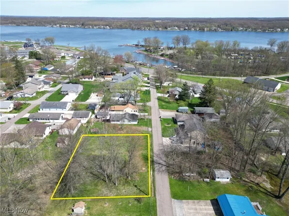Denver Dr, Lake Milton, OH 44429