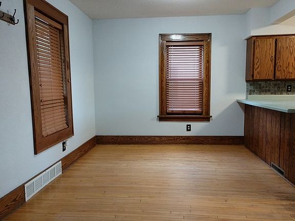 5th image of 165 E 6th St
