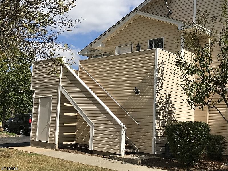 2nd image of 37 Fieldstone Rd