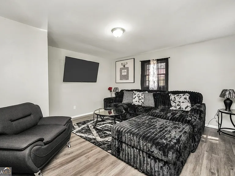 106 Vickie Dr — Photo 3
