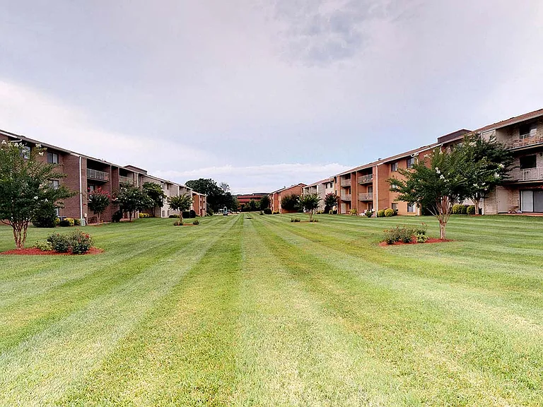 Gainsborough Court Apartments — Photo 55