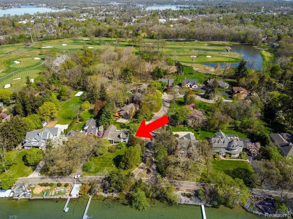 2900 Lakewoods Ct, West Bloomfield, MI 48324