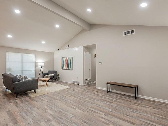 3rd image of 922 McCallum Dr