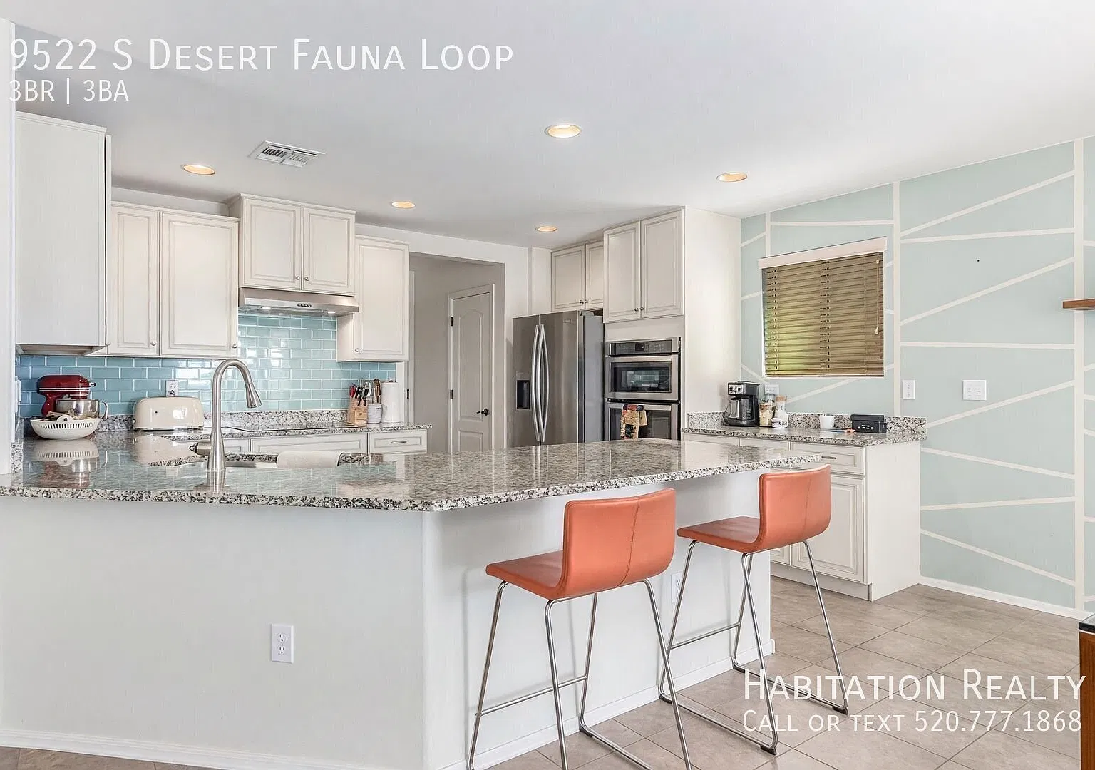 Stylish 3 bed/2.5 bath with gorgeous views in Vail/Rita Ranch! — Photo 2