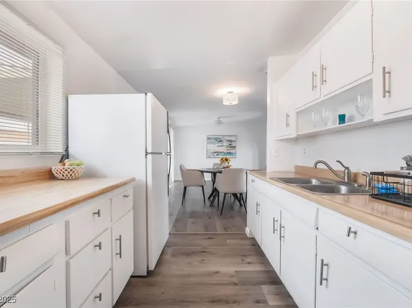 5272 Blanton Dr, Las Vegas, NV 89122