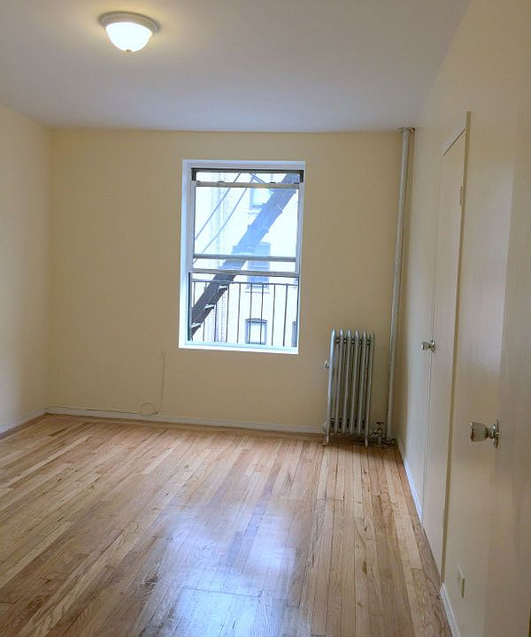2nd image of 558 W 193rd St APT 1D