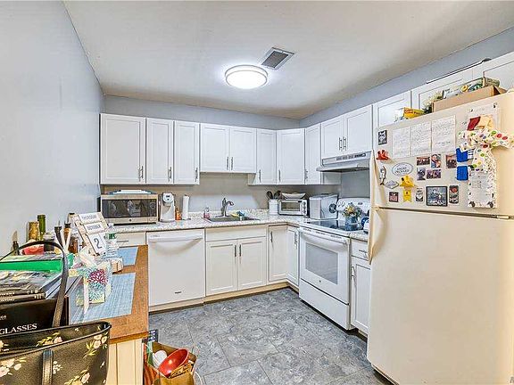 3rd image of 872 Skyline Dr