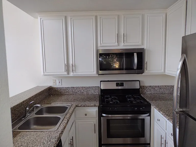 4343 Mammoth Ave #8 — Photo 3
