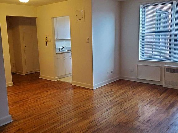3rd image of 3135 Crescent St APT 6S