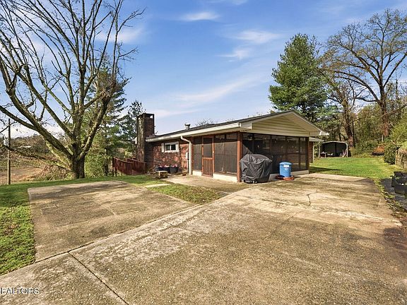 2nd image of 104 Richards Dr