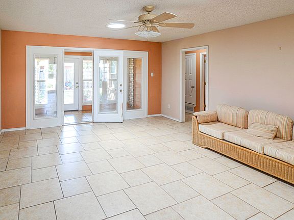 3rd image of 1108 Justice Ave