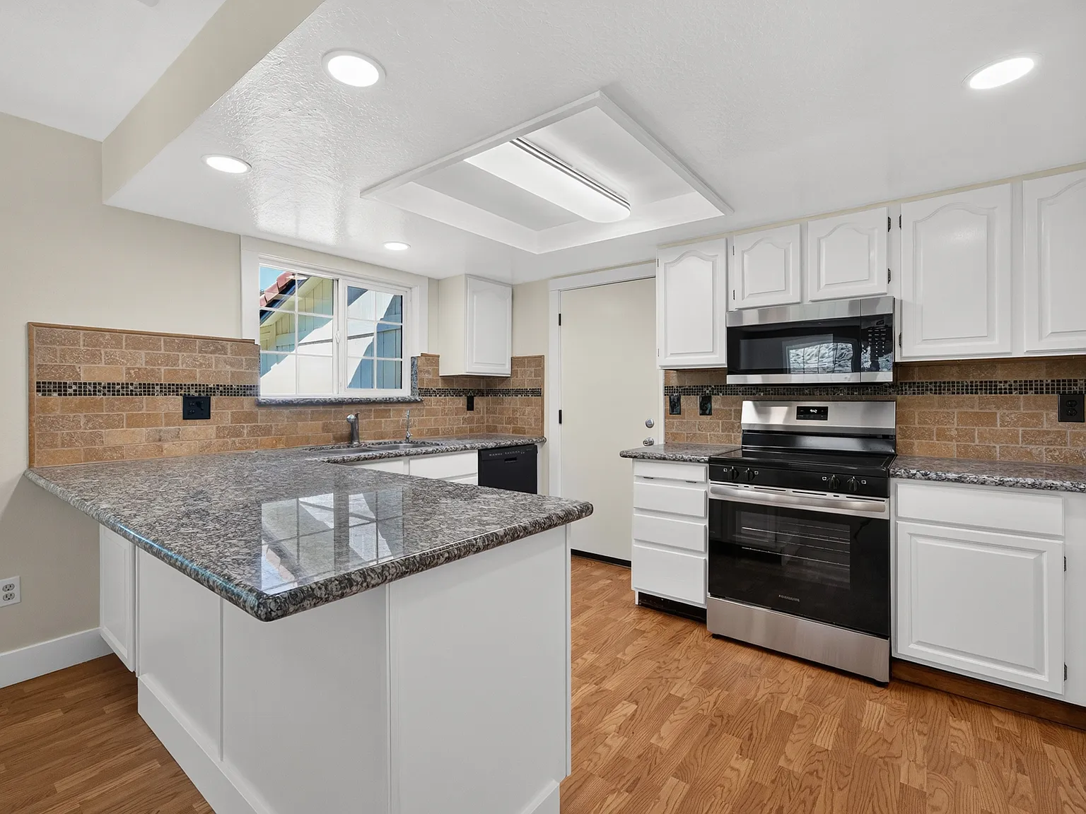4 bed, 2816 sqft, $3,850 — Photo 4