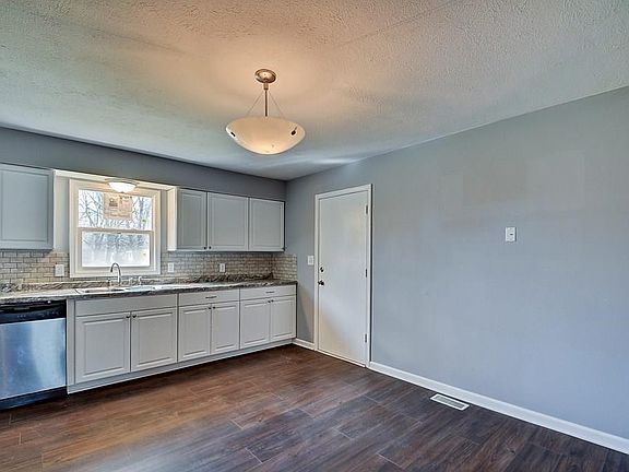 4th image of 77 Tulip Dr