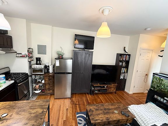 4th image of 160 Vroom St APT 46