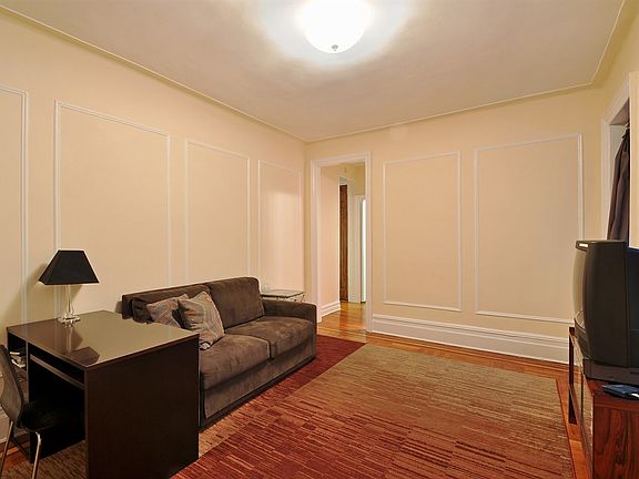 3rd image of 3114 Crescent St APT 5C