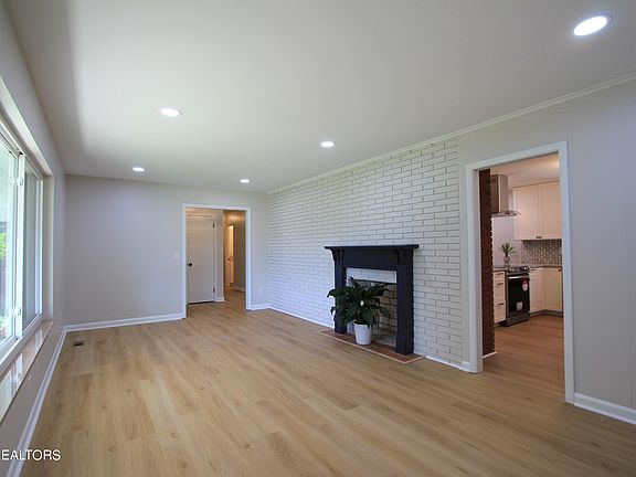 5th image of 1001 Willow Dr