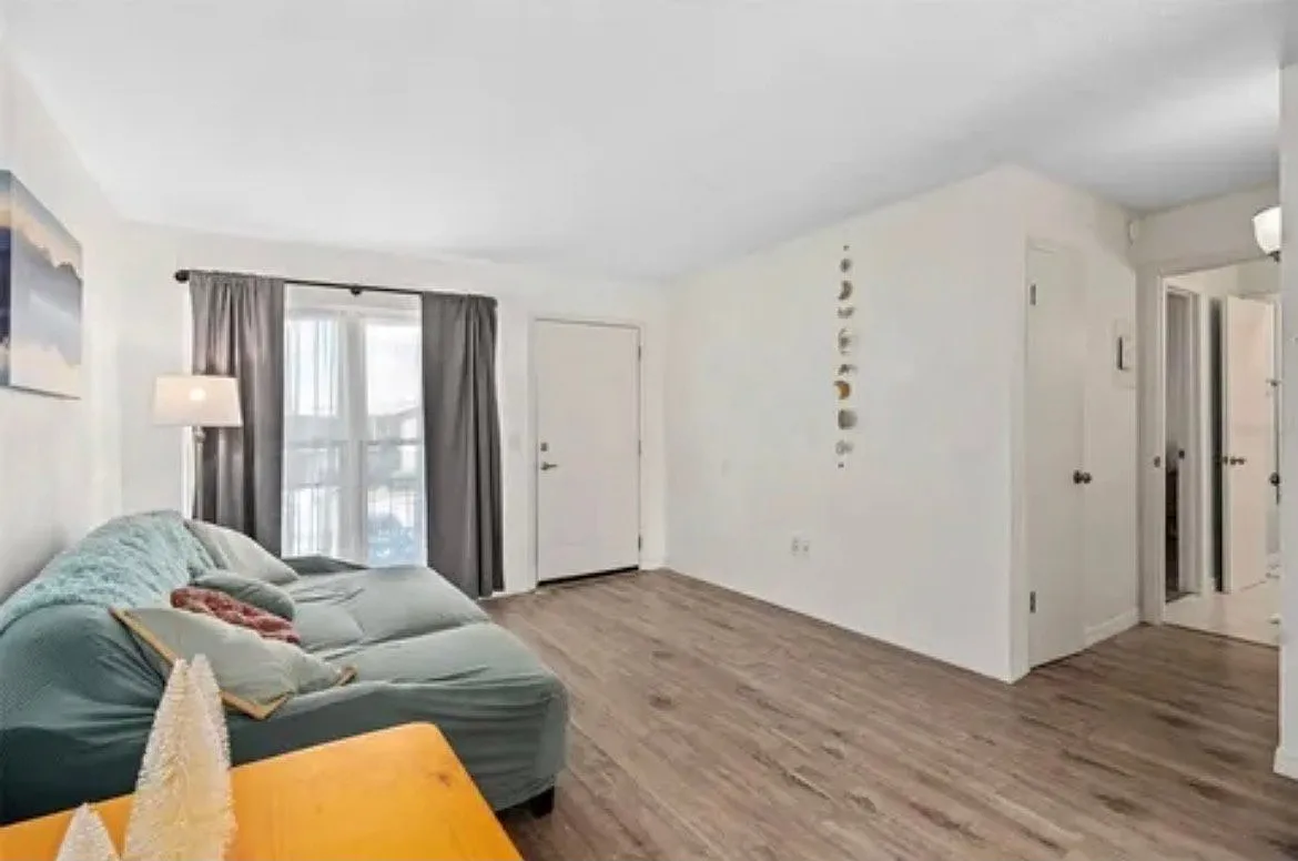 Partially Furnished 1/1 Condo Close to UCF and MCO — Photo 1