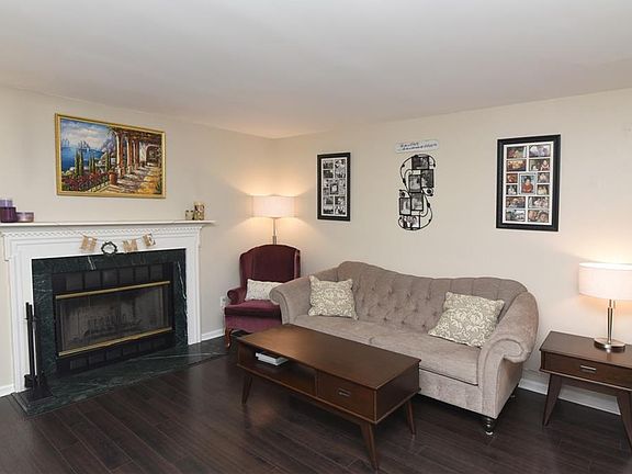 5th image of 4 Hemlock Trail Ct