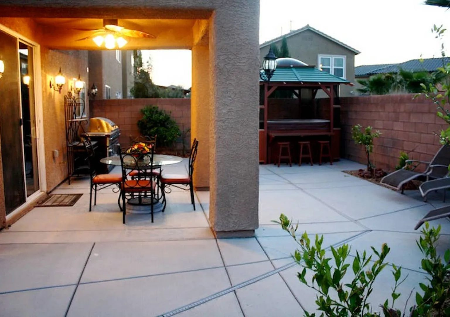 Charming 5 bedroom home w/ Spa, Game Room — Photo 1