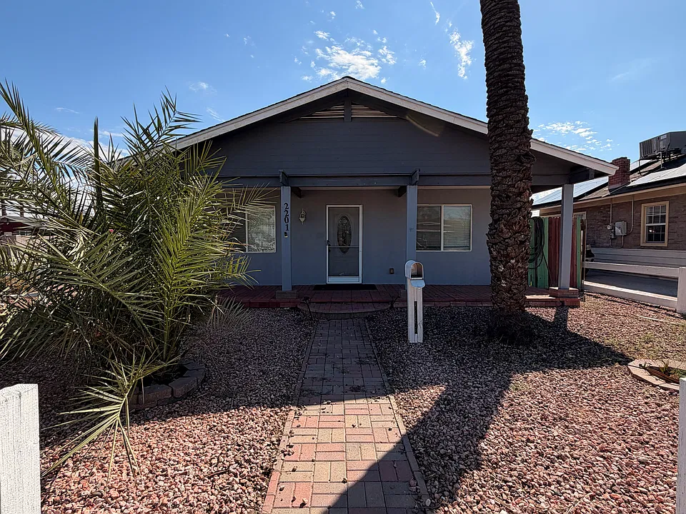 2201 W Adams St