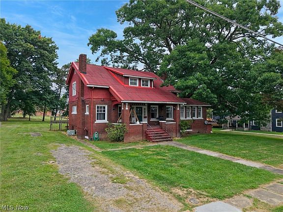 2nd image of 412 Oakwood Dr