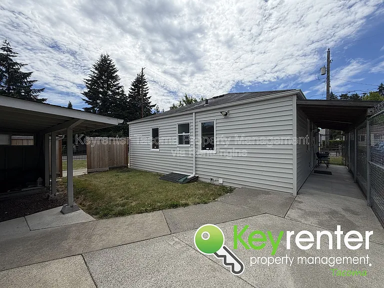 1047 S Rochester St — Photo 13