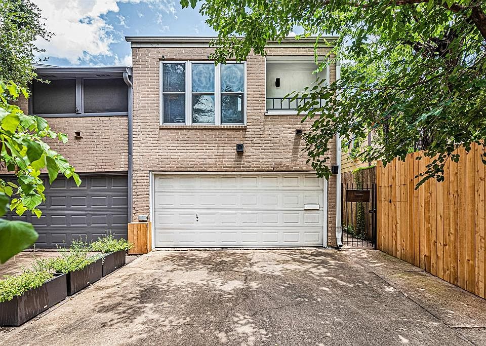Wonderful 2-story townhouse in the popular Upper Kirby area.