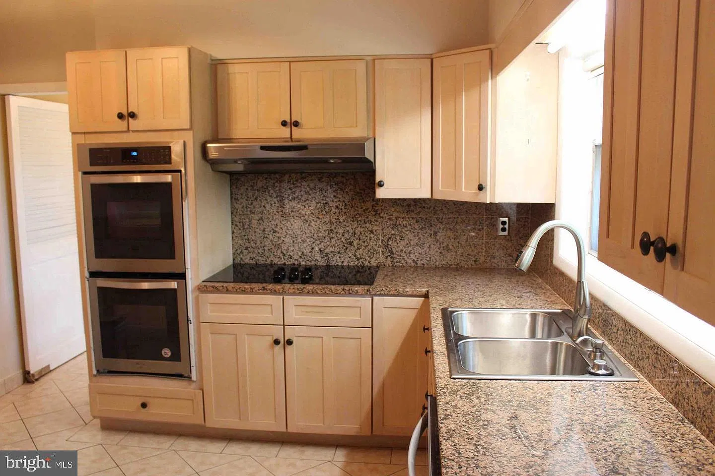 5 bed, 3.0 bath, 1643 sqft, $4,000 — Photo 3