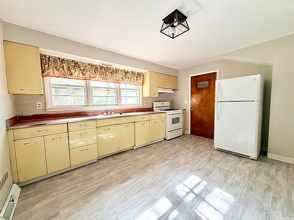 4th image of 2720 E Fairoaks Dr