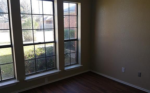 5th image of 817 W Lynn Creek Dr