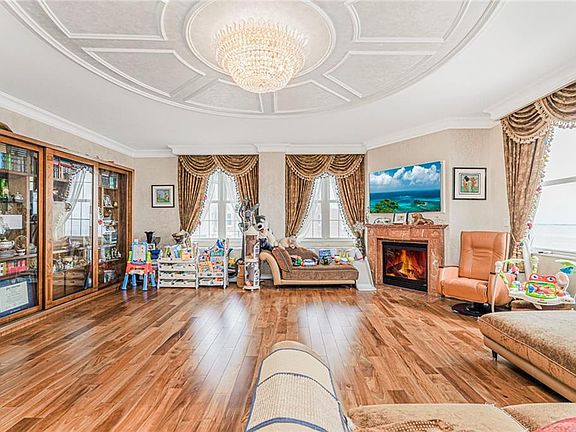 5th image of 125 Oceana Dr E #ph 1B