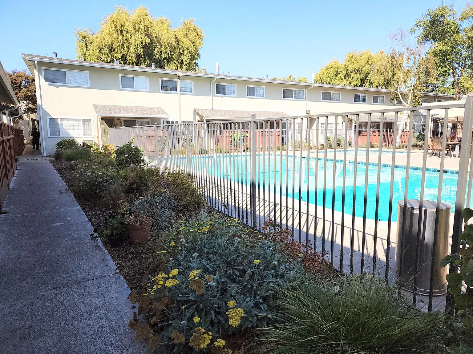 3 bed, 2.5 bath, 1180 sqft, $3,050 — Photo 2